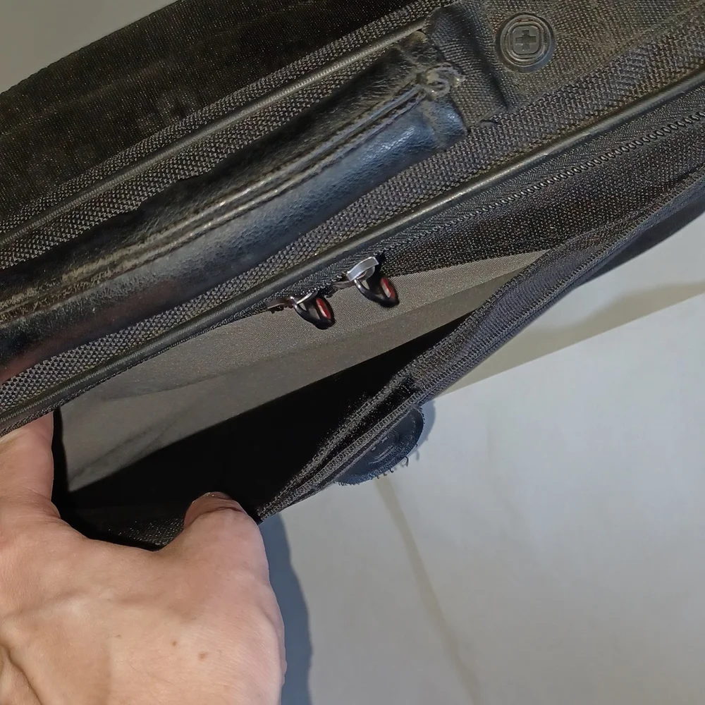 SwissGear black Laptop Case adjustable strap and luggage strap 17